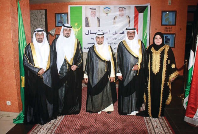 السفير عدنان الاحمد وحرمه واعضاء السفارة في استقبال الضيوف