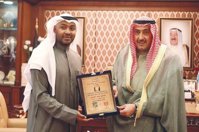  نايف يقدم درعا تذكارية لمحافظ الفروانية الشيخ فيصل الحمود﻿