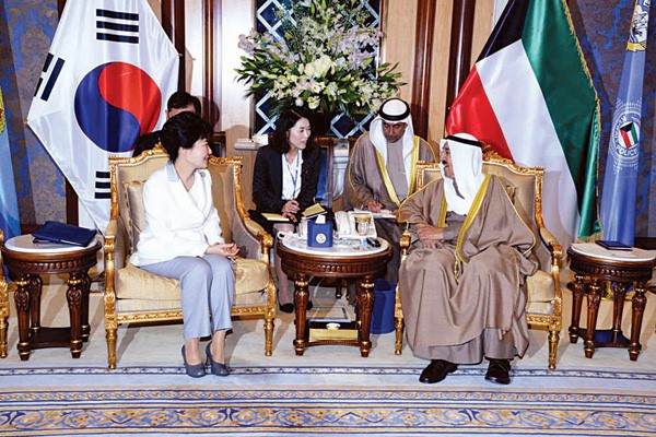 صاحب السمو الامير الشيخ صباح الاحمد مستقبلا رئيسة جمهورية كوريا الصديقة بارك كون