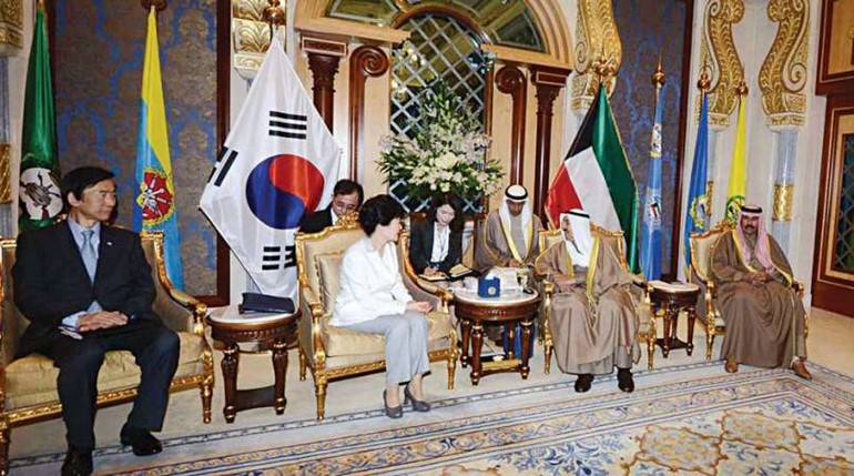 صاحب السمو الامير الشيخ صباح الاحمد خلال لقائه رئيسة كوريا بارك كون بحضورسمو ولي العهد الشيخ نواف الاحمد