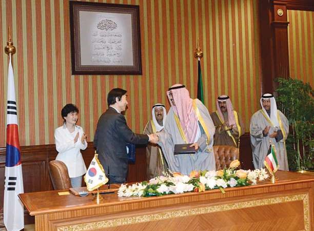  صاحب السمو الامير ورئيسة كوريا وسمو ولي العهد وسمو رئيس الـوزراء خـلال حضورهـم احـدى الاتفاقيـات التي وقعها الشيخ صباح الخالد ويون بيونج سيه