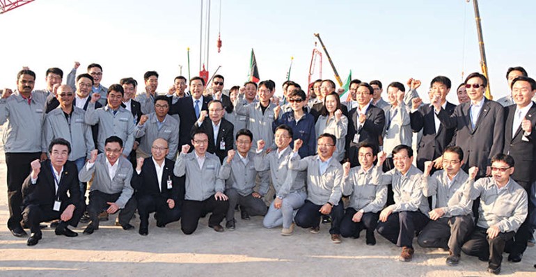 رئيسة كوريا تتوسط فريق العمل في الجسر