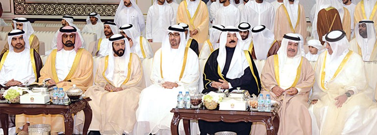 ممثل صاحب السمو الامير الشيخ صباح الاحمد الشيخ محمد الخالد وسمو ولي عهد ابوظبي الشيخ محمد بن زايد وعدد من الحضور خلال حفل زفاف الشيخ دهزاع بن سلطان بن زايد ال نهيان