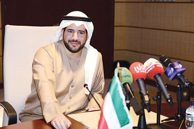 الشيخ عبدالله احمد الحمود خلال الاجتماع