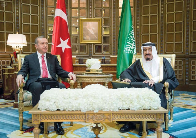 خادم الحرمين الشريفين الملك سلمان بن عبد العزيز مستقبلا الرئيس التركي رجب طيب اردوغان في الرياض امس واس