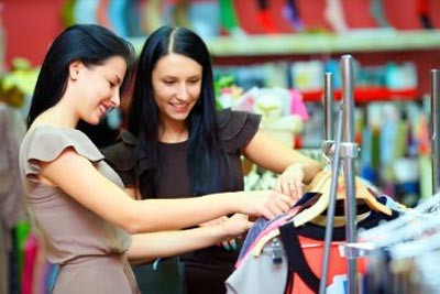 دراسة: إنتبه أيها الرجل.. المرأة تفضّل التسوّق خلال هذه الفترة