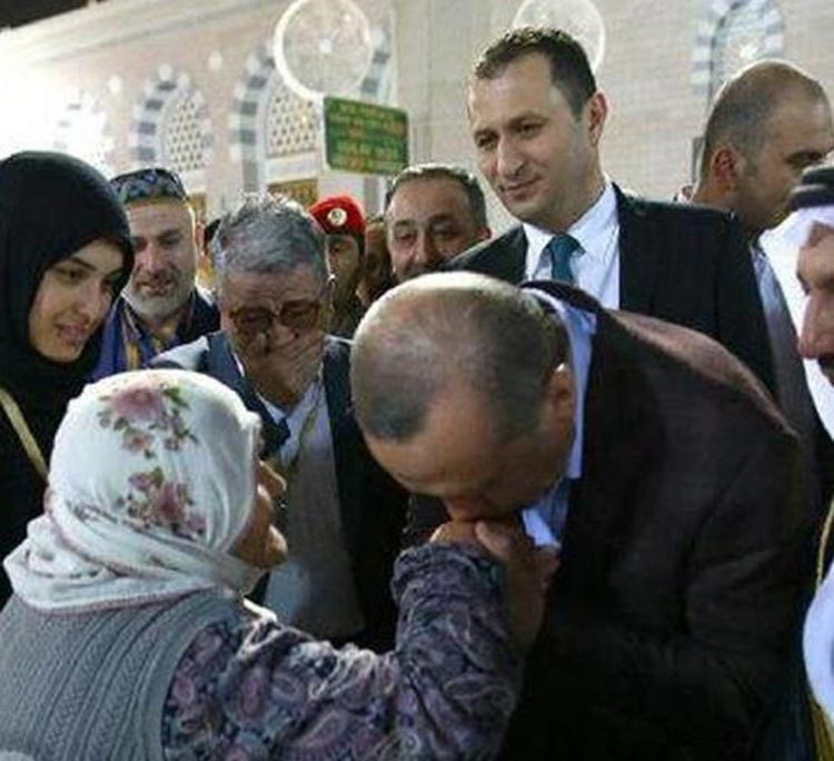 بالصور.. أردوغان يقبل يد مسنة تركية عقب زيارته للمسجد النبوي الشريف