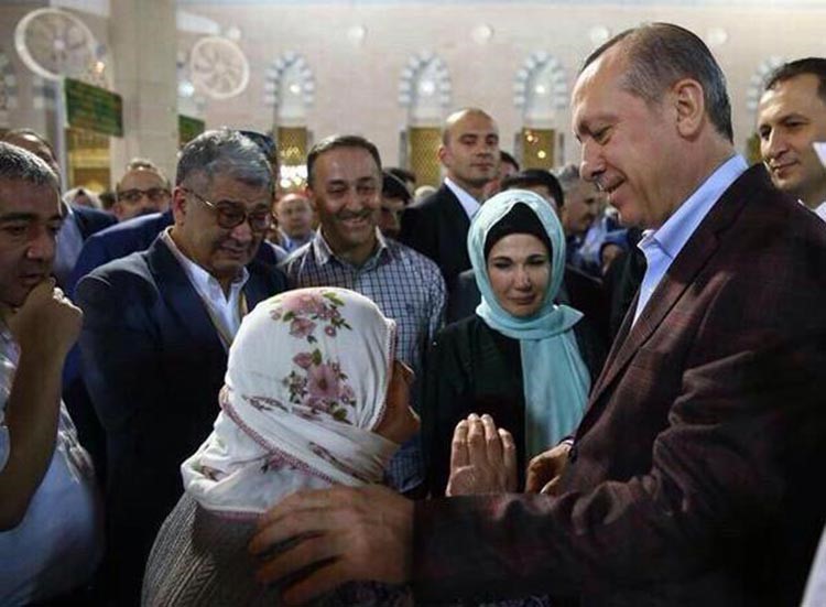 بالصور.. أردوغان يقبل يد مسنة تركية عقب زيارته للمسجد النبوي الشريف