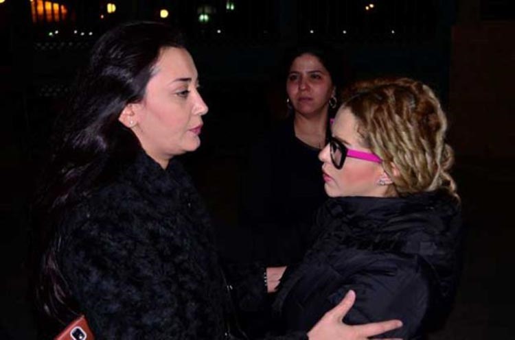 الفنانة دنيا تقدم واجب العزاء لزوجة غسان مطر