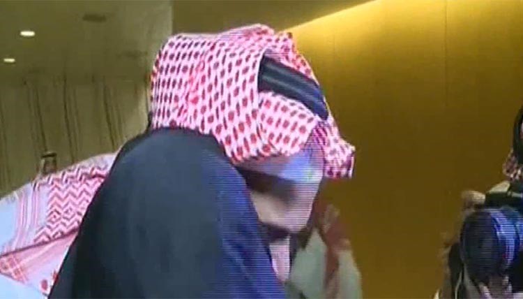 فيديو مؤثر: لحظة استقبال والدة الدبلوماسي السعودي ابنها بعد تحريره من تنظيم القاعدة