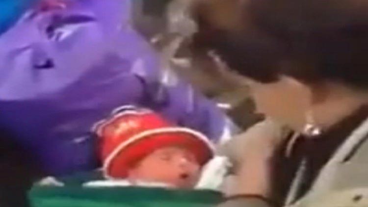 بالفيديو.. عراقية تضرب طفلتها الرضيعة بعنف تثير ضجة في العراق