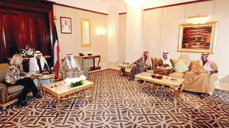 صاحب السمو الامير الشيخ صباح الاحمد وسمو ولي العهد الشيخ نواف الاحمد وسمو الشيخ جابر المبارك والشيخ صباح الخالد خلال اللقاء مع رئيسة وزراء الدنمارك هيلي تورنينج شميت ويبدو المستشار محمد ابوالحسن