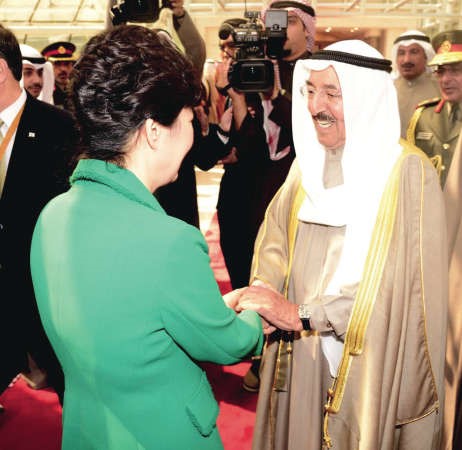 صاحب السمو الامير الشيخ صباح الاحمد مودعا رئيسة كوريا 