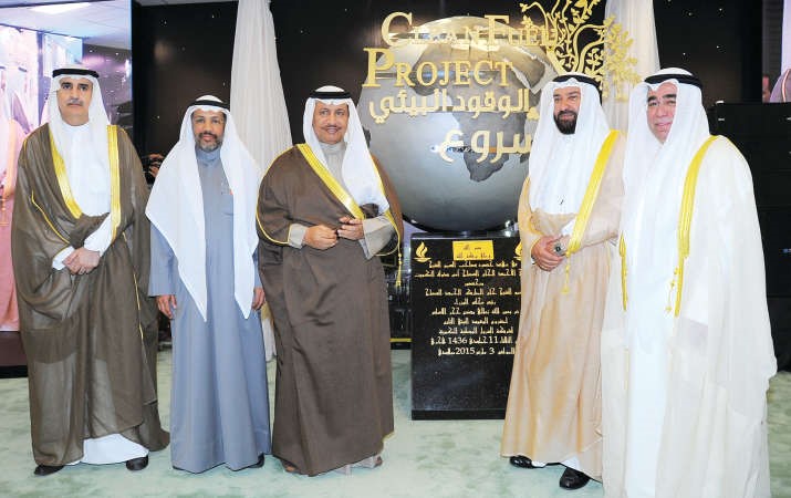 الشيخ جابر المبارك متوسطا دعلي العمير ونزار العدساني واسعد السعد ومحمد غازي المطيري في لقطة جماعية امام حجر اساس مشروع الوقود البيئي