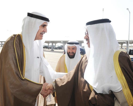 نزار العدساني مصافحا سمو الشيخ جابر المبارك بحضور دعلي العمير 