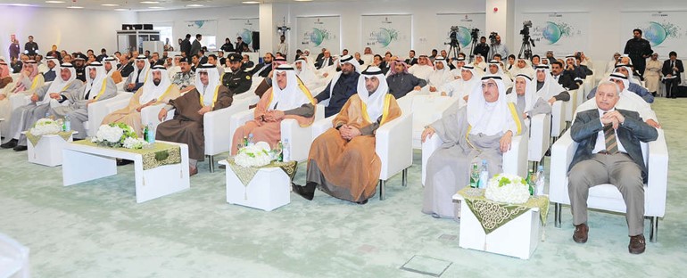 سمو الشيخ جابر المبارك متوسطا الوزراء الشيخ سلمان الحمود والشيخ محمد العبدالله ودعلي العمير وم عبدالعزيز الابراهيم ودبدر العيسى وانس الصالح خلال الحدث كونا