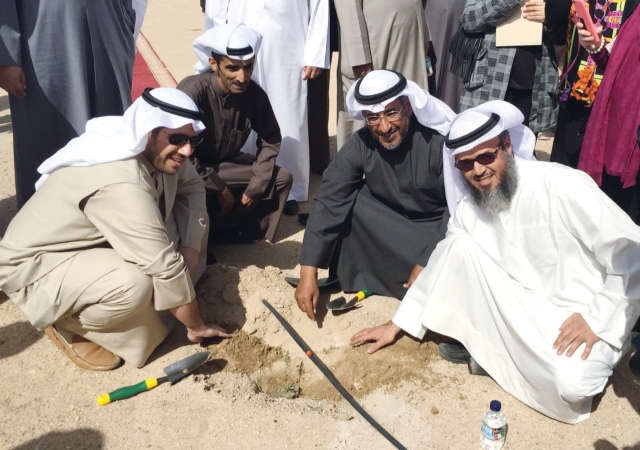 الشيخ عبدالله احمد الحمود ود ناجي المطيري يزرعان نبتة في محمية اللياح ﻿