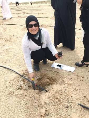 الزميلة دارين العلي تغرس نبتة ﻿