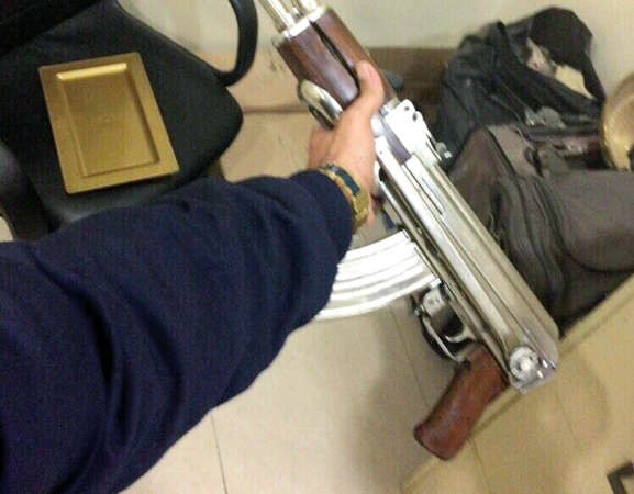 والرشاش حاول خليجي تهريبه في سيارته الفارهة 
