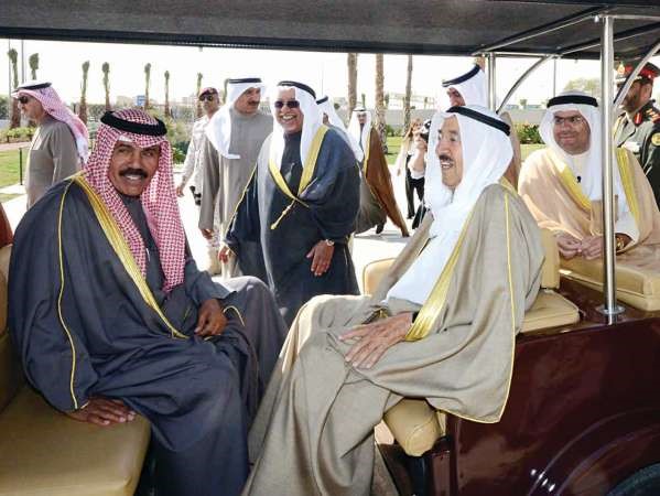 سمو الامير وسمو ولي العهد في حديث باسم مع الشيخ علي الجراح وعبدالعزيز اسحق خلال الجولة في الحديقة﻿