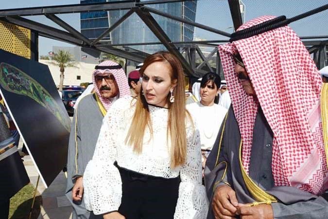 سمو ولي العهد الشيخ نواف الاحمد يطلع على احد مرافق الحديقة﻿
