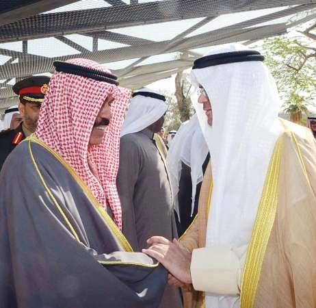 سمو ولي العهد مصافحا عبدالعزيز اسحق﻿