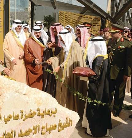 صاحب السمو الامير الشيخ صباح الاحمد يقص شريط الافتتاح بحضور سمو ولي العهد الشيخ نواف الاحمد﻿