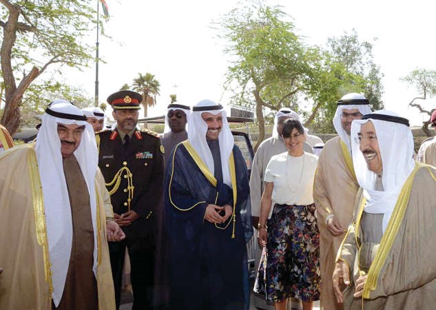 حديث باسم بين صاحب السمو الامير الشيخ صباح الاحمد ومرزوق الغانم وسمو الشيخ ناصر المحمد وعبدالعزيز اسحق﻿