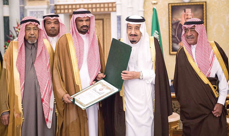 خادم الحرمين الشريفين الملك سلمان بن عبدالعزيز مقلدا القنصل المحرر عبدالله الخالدي وسام الملك عبدالعزيز من الدرجة الثالثة في الرياض امس	واس ﻿