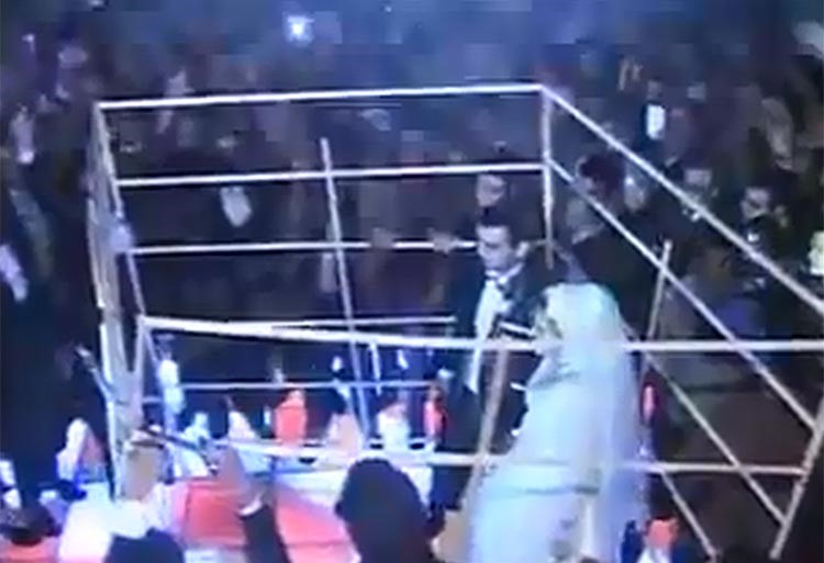 بالفيديو.. مصريان يحتفلان بزفافهما على نغمات نشيد "داعش".. والعروسان يرقصان داخل قفص "حرق الكساسبة"