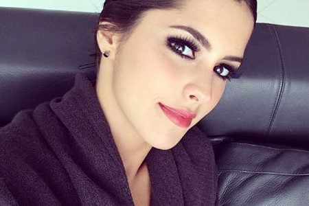ملكة جمال الكون تنشر صوراً جديدة بشعر كثيف وحواجب عريضة