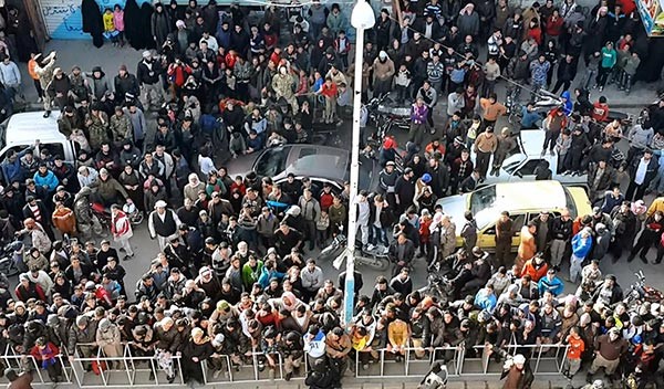بالصور.. داعش يلقي شاباً من بناء شاهق في سوريا