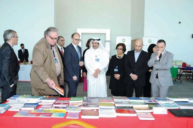 كريستيان نخلة ودوغلاس سيليمان وعدد من الحضور خلال جولة في المعرض﻿