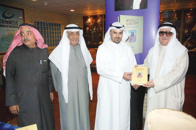 الزميل عبدالله العليان يتسلم نسخة من الكتاب