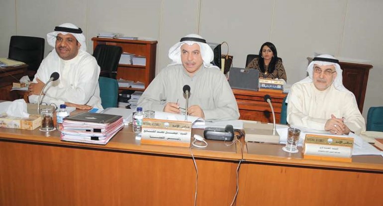 احمد لاري وفيصل الشايع واحمد القضيبي خلال اجتماع اللجنة