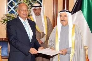 صاحب السمو يتسلم رسالة الرئيس المصري من السفير عبدالكريم سليمان 