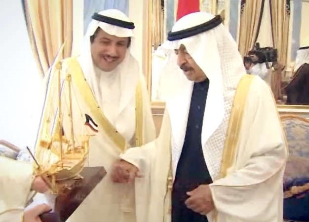  صاحب السمو الملكي الامير خليفة بن سلمان مستقبلا سفيرنا في البحرين الشيخ عزام الصباح