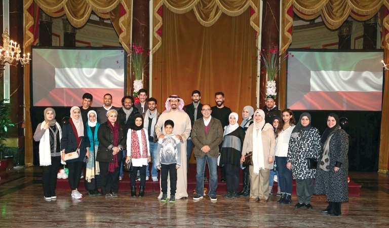 السفير الشيخ علي الخالد اثناء استقباله وفد طلبة السنة النهائية بكلية العمارة ﻿