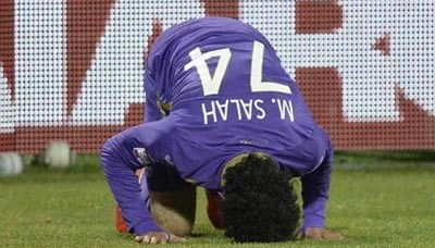 صحيفة إسبانية: محمد صلاح تأخر في نزول الملعب لتأدية الصلاة