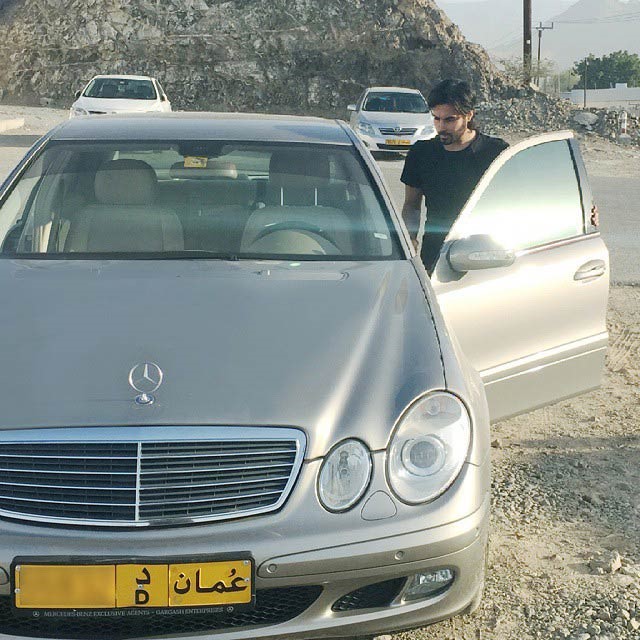 شاهد.. شقيقة الفنان "تومي عمران" تهديه سيارة مرسيدس في سلطنة عمان‎