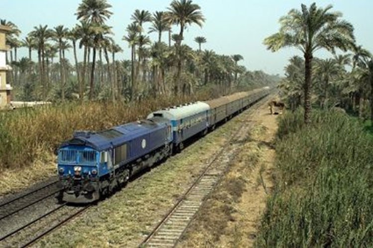 تفاصيل مؤلمة وراء مصرع رضيعة في مصر فصل القطار جسدها نصفين