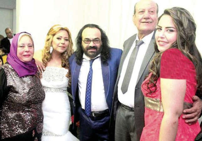 ابو الليف وعروسه مع الاهل في حفل الزفاف﻿