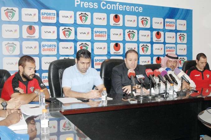 مدرب الازرق نبيل معلول يتحدث خلال المؤتمر الصحافي﻿