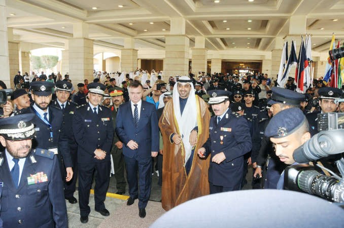 الشيخ محمد العبدالله وكبار قيادات الاطفاء خلال تفقدهم المعرض المقام على هامش المهرجانمحمد هاشم