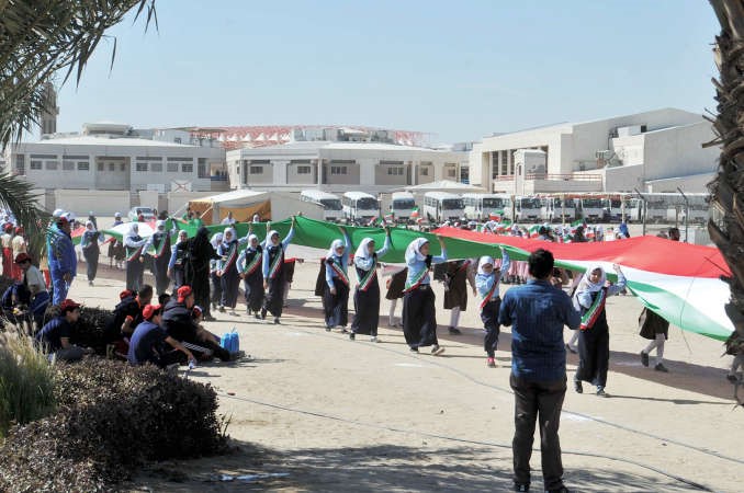 طالبات النجاة يرفعن علم الكويت بطول 120 مترا خلال الماراثون