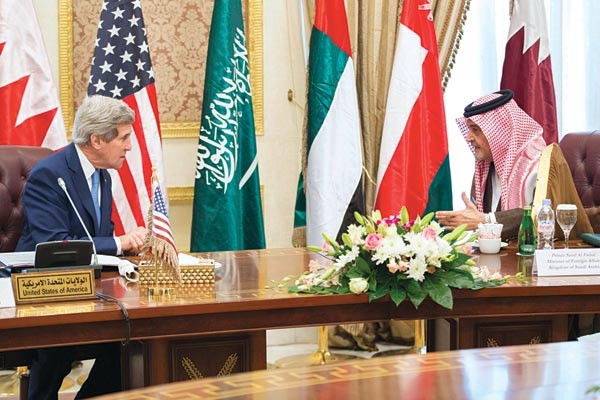 وزير الخارجية السعودي سعود الفيصل ونظيره الاميركي جون كيري خلال الاجتماع الوزاري الاميركيالخليجي في الرياض رويترز