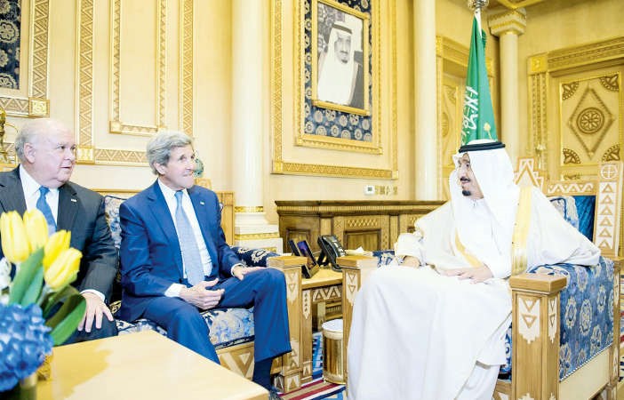 خادم الحرمين الشريفين الملك سلمان بن عبدالعزيز خلال استقباله وزير الخارجية الاميركي جون كيري امس واس 
