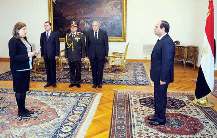 د هالة محمد علي يوسف وزير دولة للسكان تؤدي اليمين امام الرئيس المصري عبد الفتاح السيسي امس
