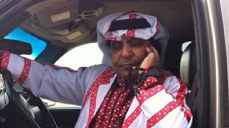 بالفيديو.. مذيع "mbc" لم يتمالك نفسه من الضحك بسبب الازياء الغريبة لضيفه السعودي