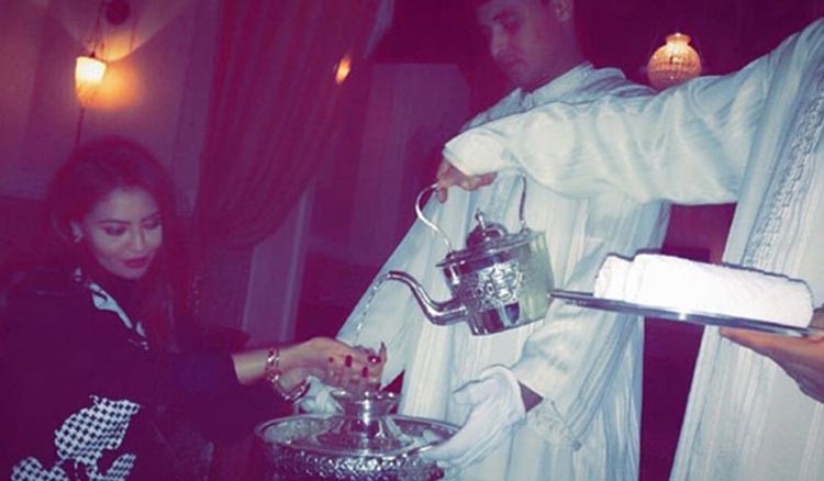 صورة: شابان يغسلان يدي مريم حسين في المغرب